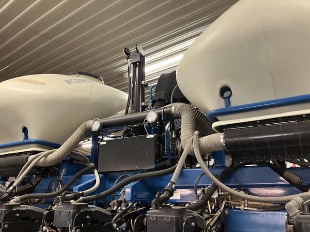 Image of Kinze 3665 equipment image 2