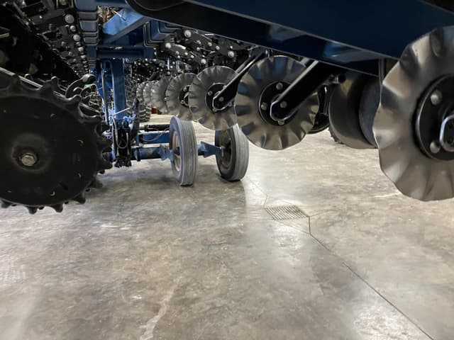 Image of Kinze 3665 equipment image 4