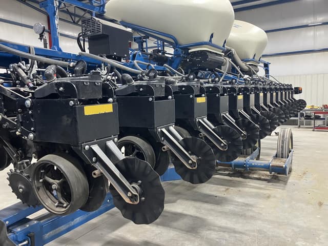 Image of Kinze 3665 equipment image 1