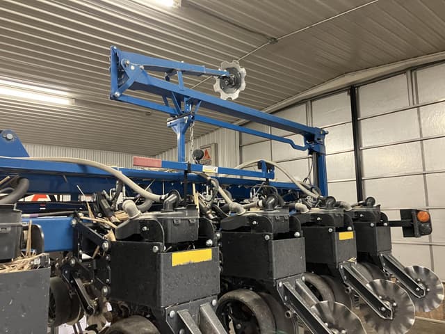 Image of Kinze 3665 equipment image 3