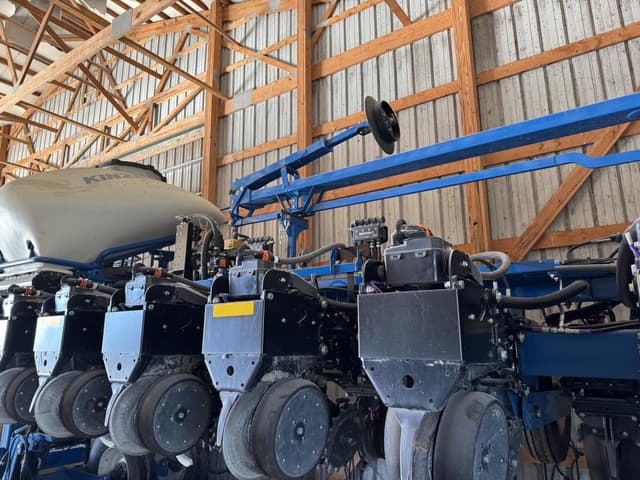 Image of Kinze 3665 equipment image 3