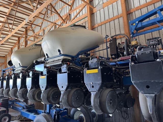Image of Kinze 3665 equipment image 4