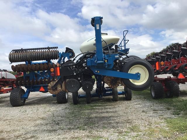 Image of Kinze 3665 equipment image 3