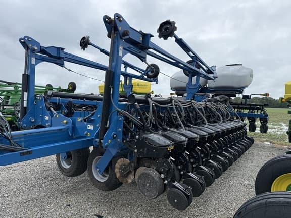 Image of Kinze 4705 equipment image 2