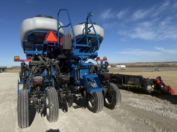 Image of Kinze 5900 equipment image 2