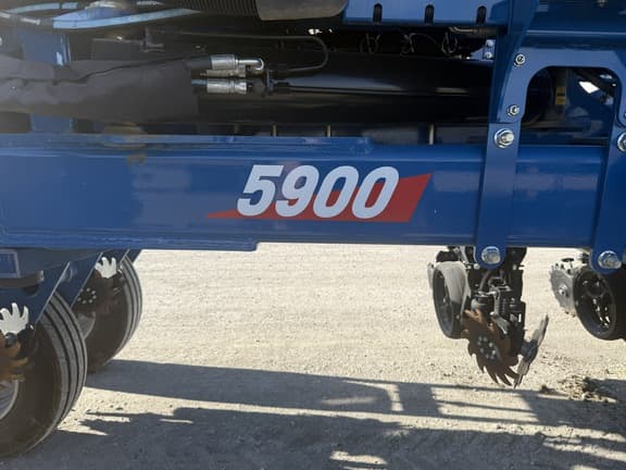 Image of Kinze 5900 equipment image 4