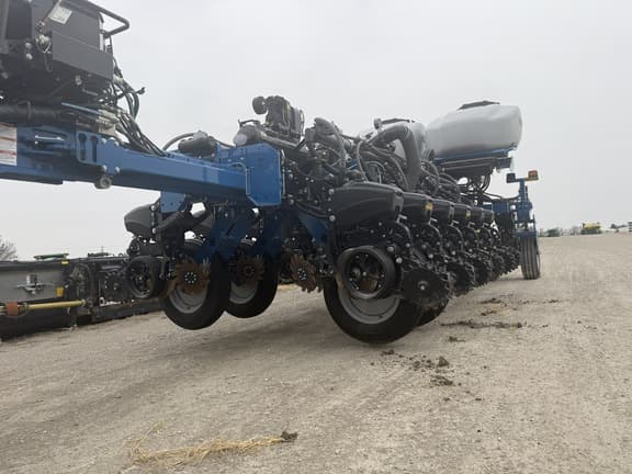 Image of Kinze 5900 equipment image 1