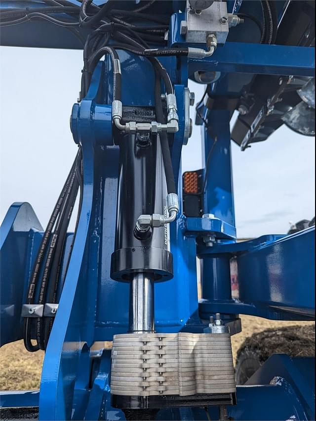 Image of Kinze Mach Till 201 equipment image 4