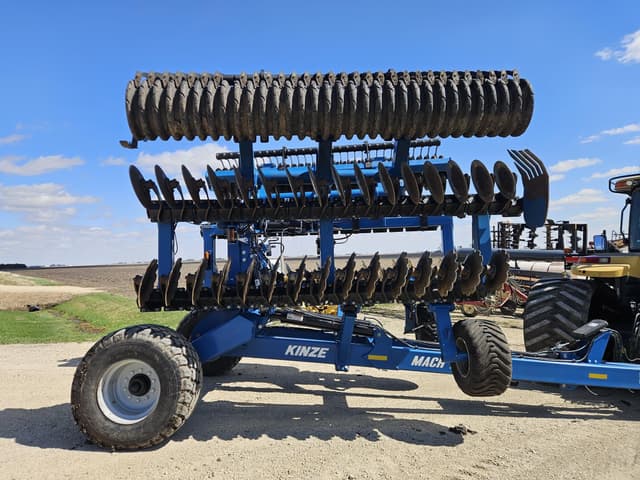Image of Kinze Mach Till 261 equipment image 4