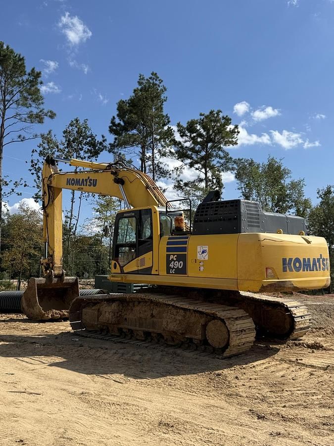 2022 Komatsu PC490LC-11 Equipment Image0