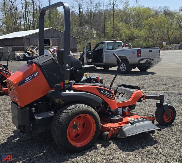 Image of Kubota ZD1211L equipment image 3