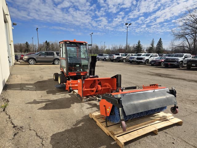 Image of Kubota F2690 equipment image 2