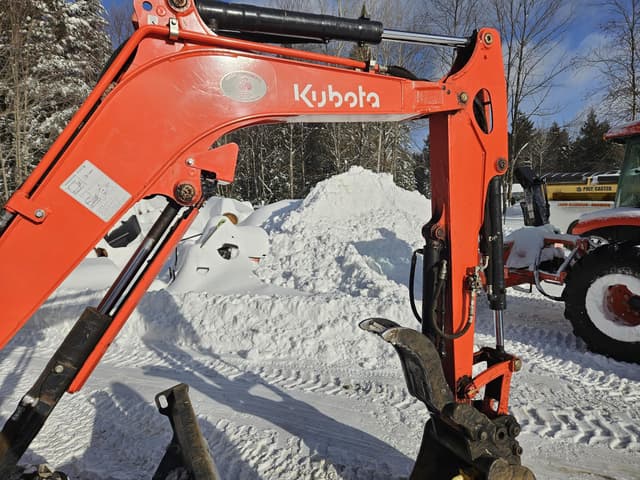 Image of Kubota KX033-4 equipment image 4