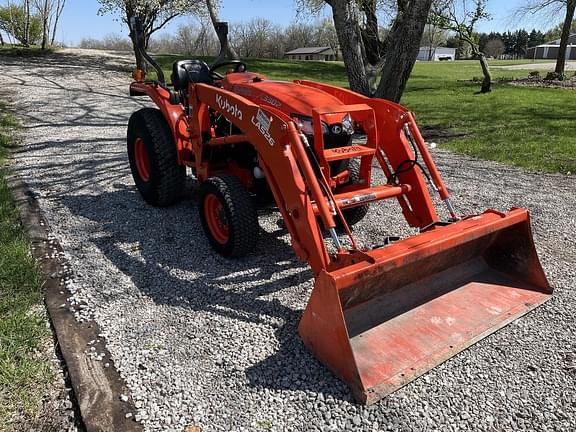 Image of Kubota L3302 equipment image 4