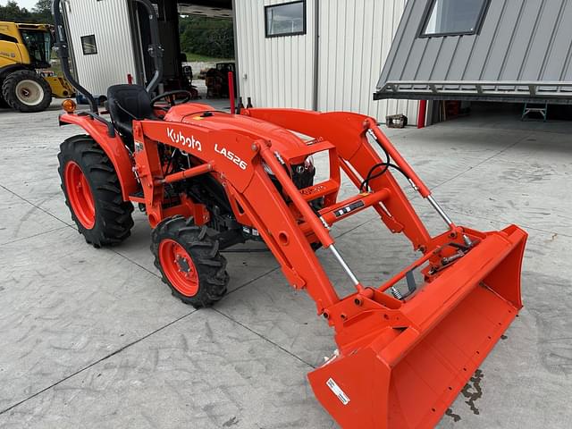 Image of Kubota L3302 equipment image 2