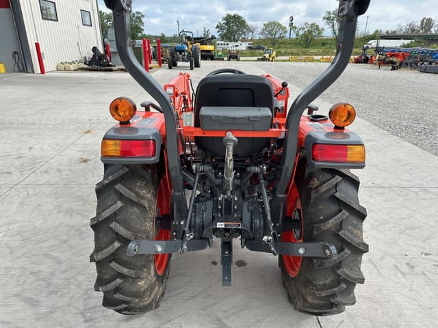 Image of Kubota L3302DT equipment image 2