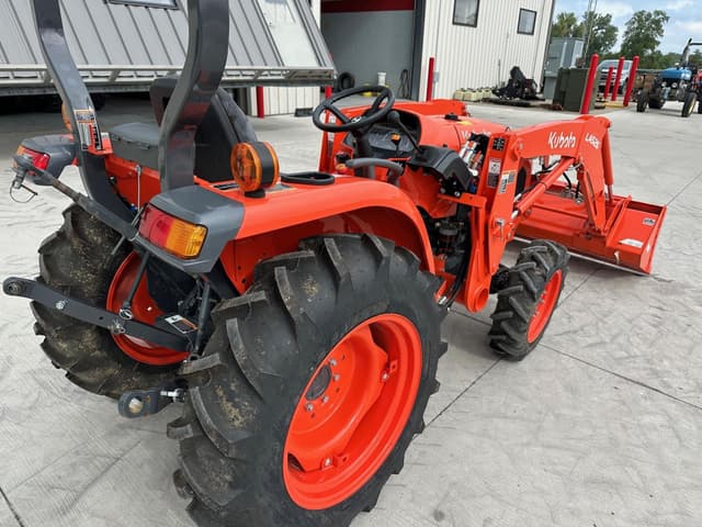 Image of Kubota L3302DT equipment image 3
