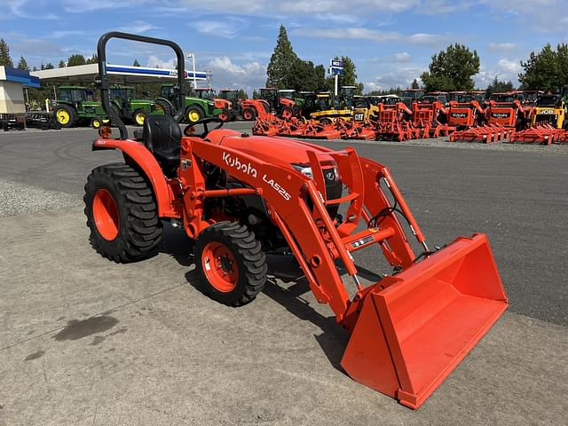 Image of Kubota L3901HST equipment image 3