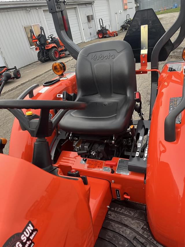 Image of Kubota L3902HST equipment image 4