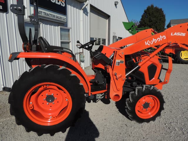 Image of Kubota L3902HST equipment image 4