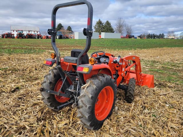 Image of Kubota L3902HST equipment image 4