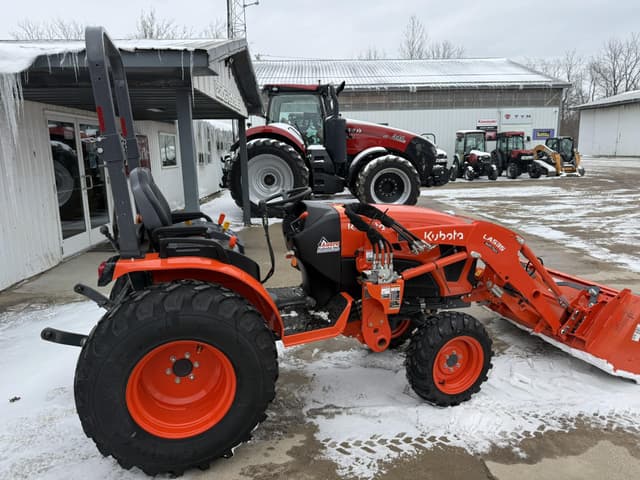 Image of Kubota LX2610HSD equipment image 2
