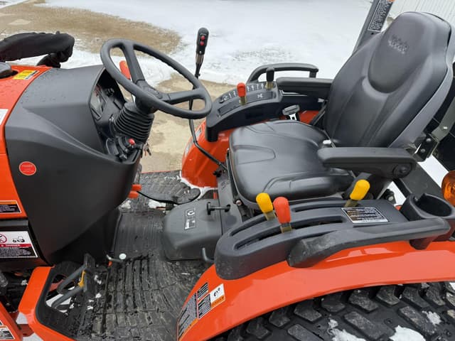 Image of Kubota LX2610HSD equipment image 4