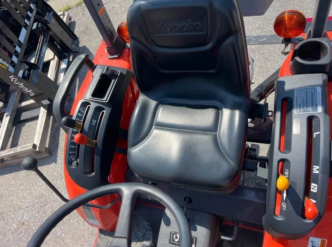 2022 Kubota LX2610SUHSD Equipment Image0