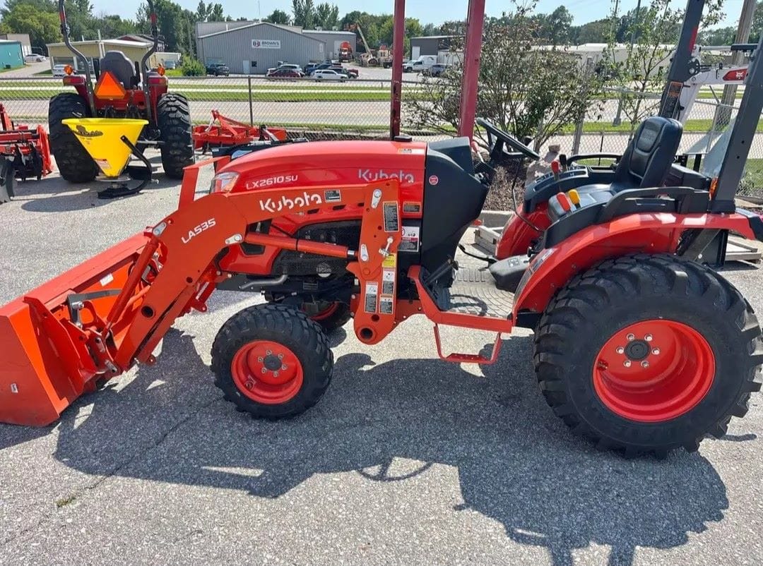 2022 Kubota LX2610SUHSD Equipment Image0