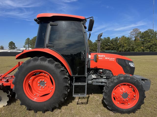Image of Kubota M4-071 equipment image 4