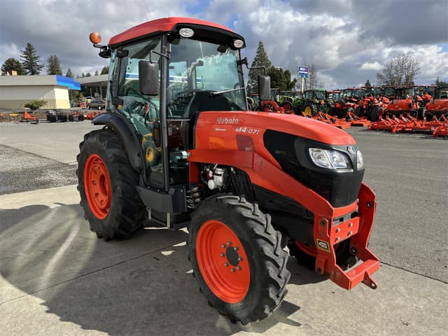 Image of Kubota M4N-071HDC12 equipment image 3