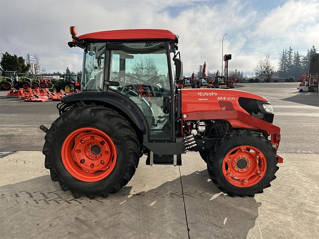 Image of Kubota M4N-071 equipment image 4