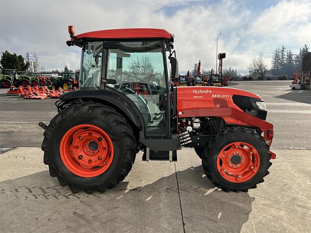 Image of Kubota M4N-071 equipment image 4