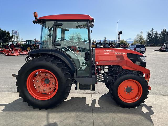 Image of Kubota M4N-071 equipment image 4
