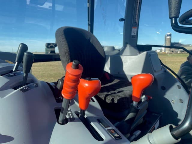 Image of Kubota M5-091HD equipment image 2