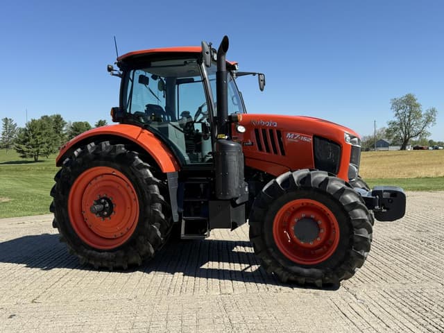 Image of Kubota M7.152 Deluxe equipment image 4
