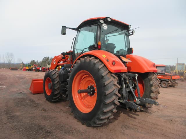Image of Kubota M7.152 Deluxe equipment image 2