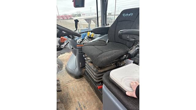 Image of Kubota M7.172 Deluxe equipment image 4