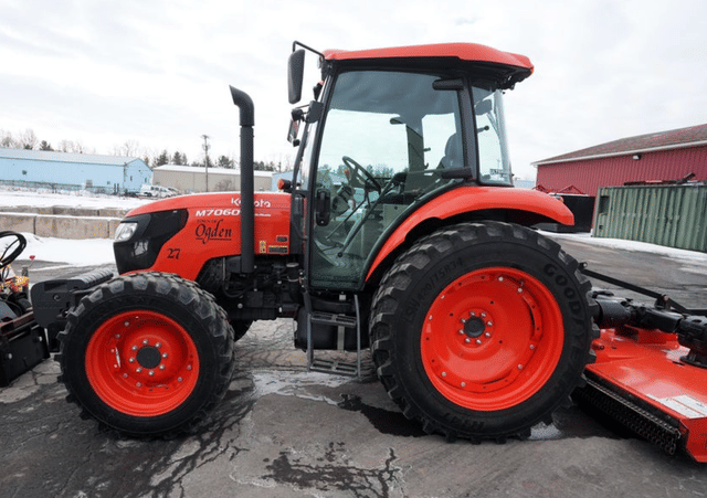 Image of Kubota M7060 equipment image 3