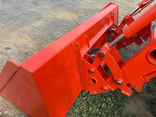 Image of Kubota M7060 equipment image 4