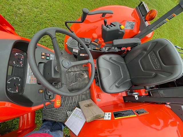 Image of Kubota M7060 equipment image 3