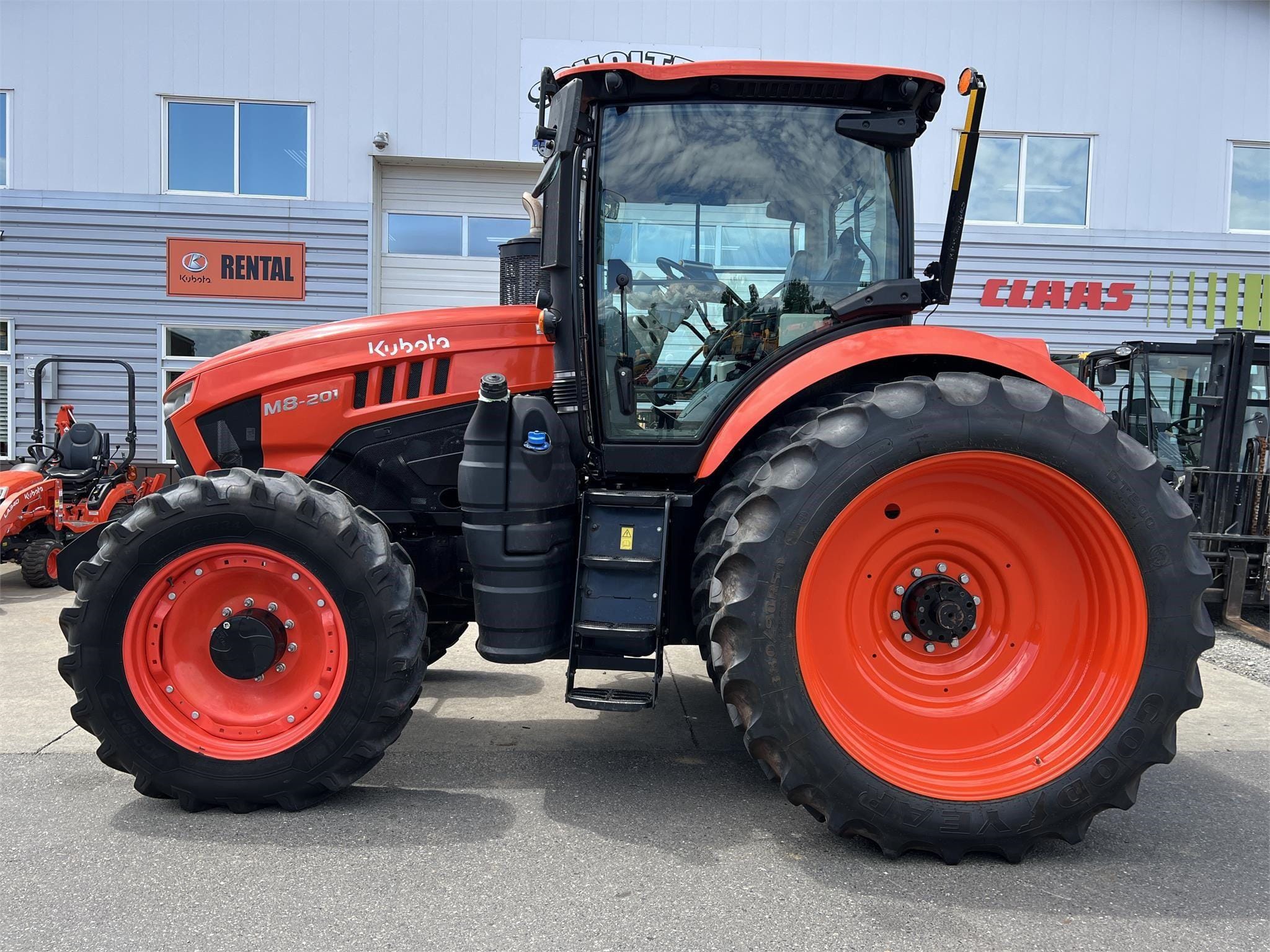 2022 Kubota M8-201 Equipment Image0