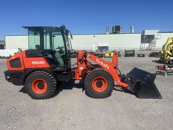Image of Kubota R640 equipment image 3
