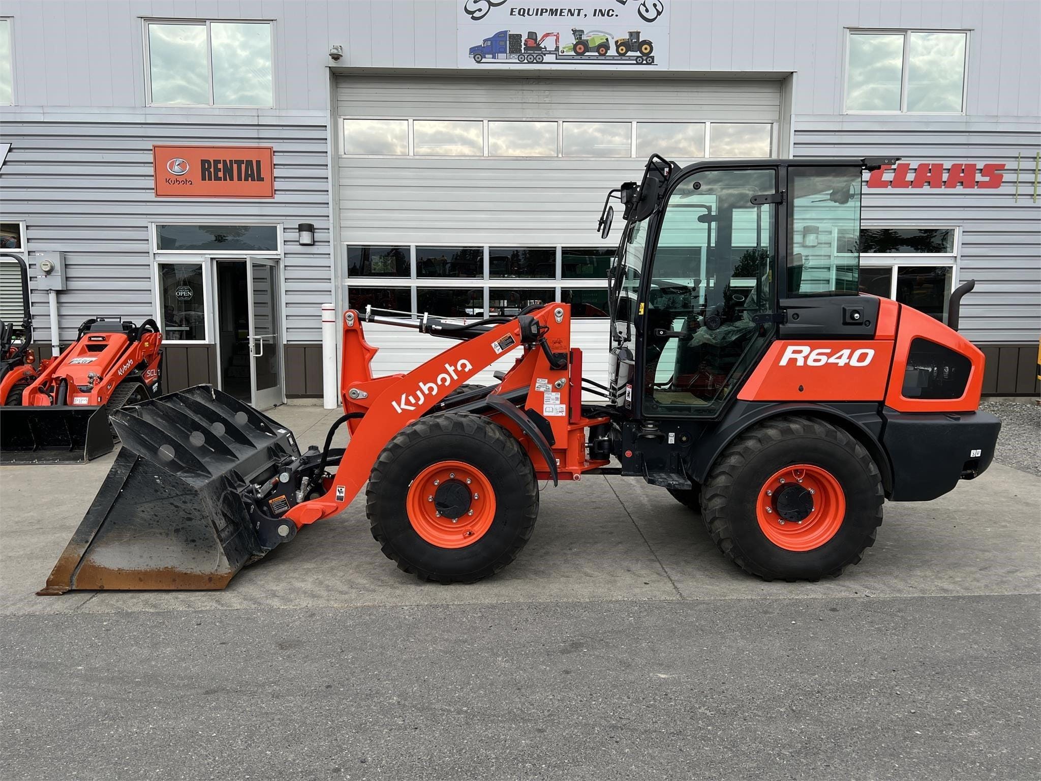 2022 Kubota R640 Equipment Image0