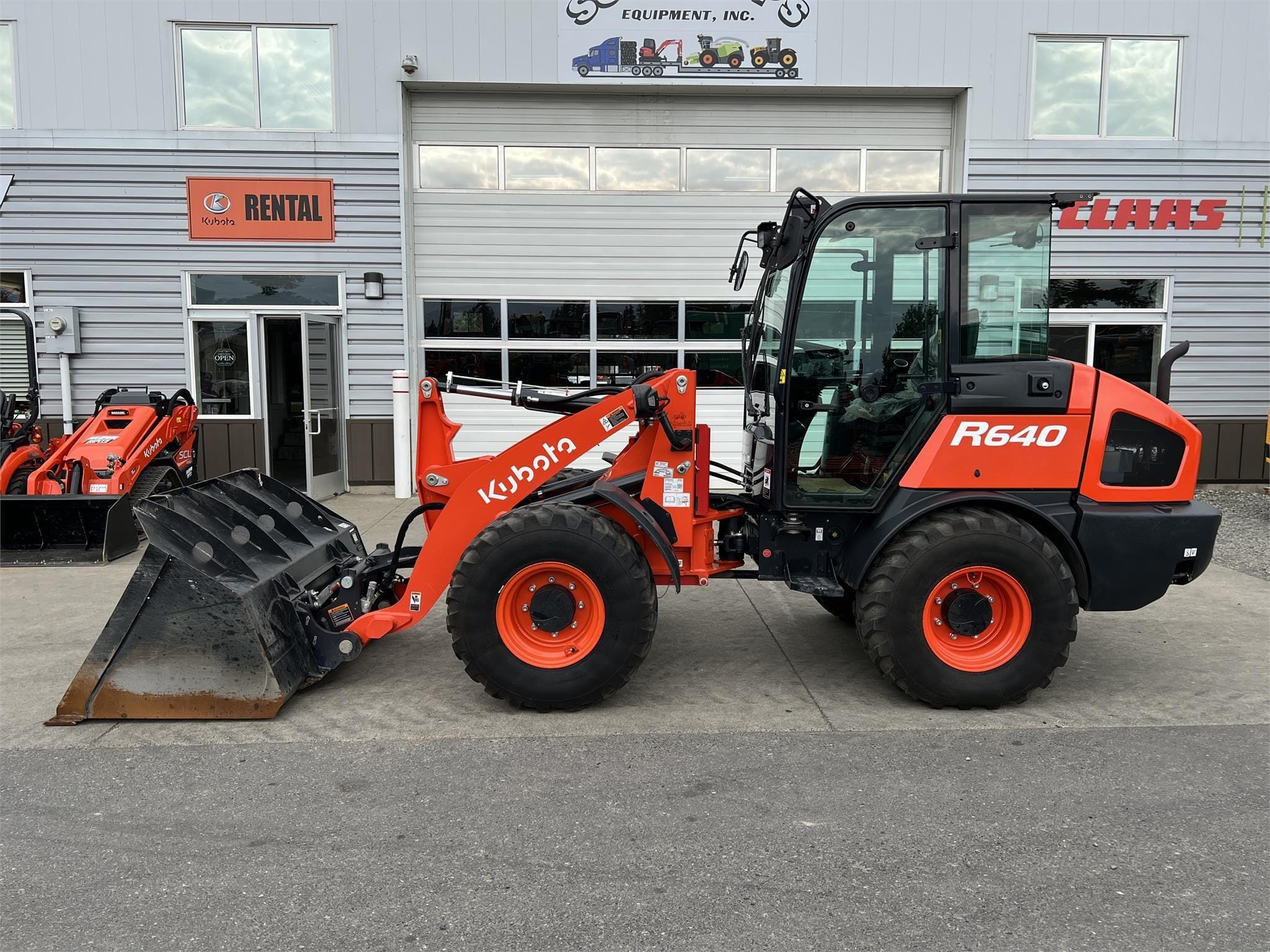 2022 Kubota R640 Equipment Image0