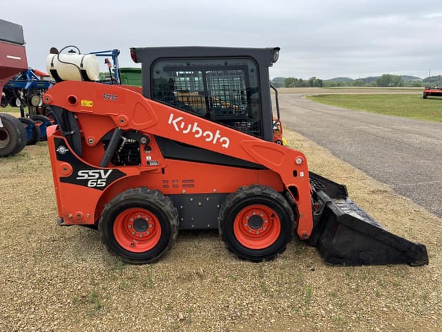 Image of Kubota SSV65 equipment image 3