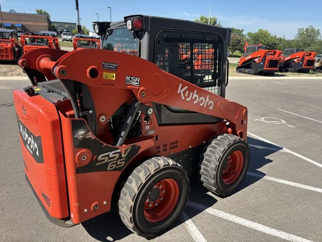 Image of Kubota SSV65HC equipment image 3