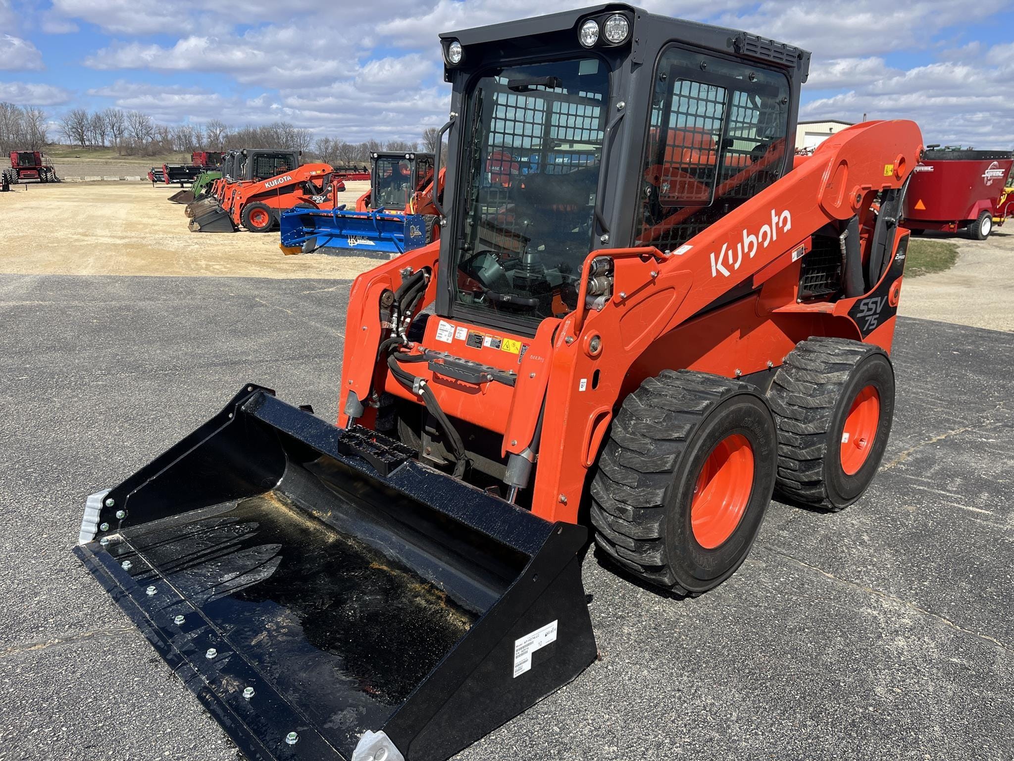 2022 Kubota SSV75 Equipment Image0