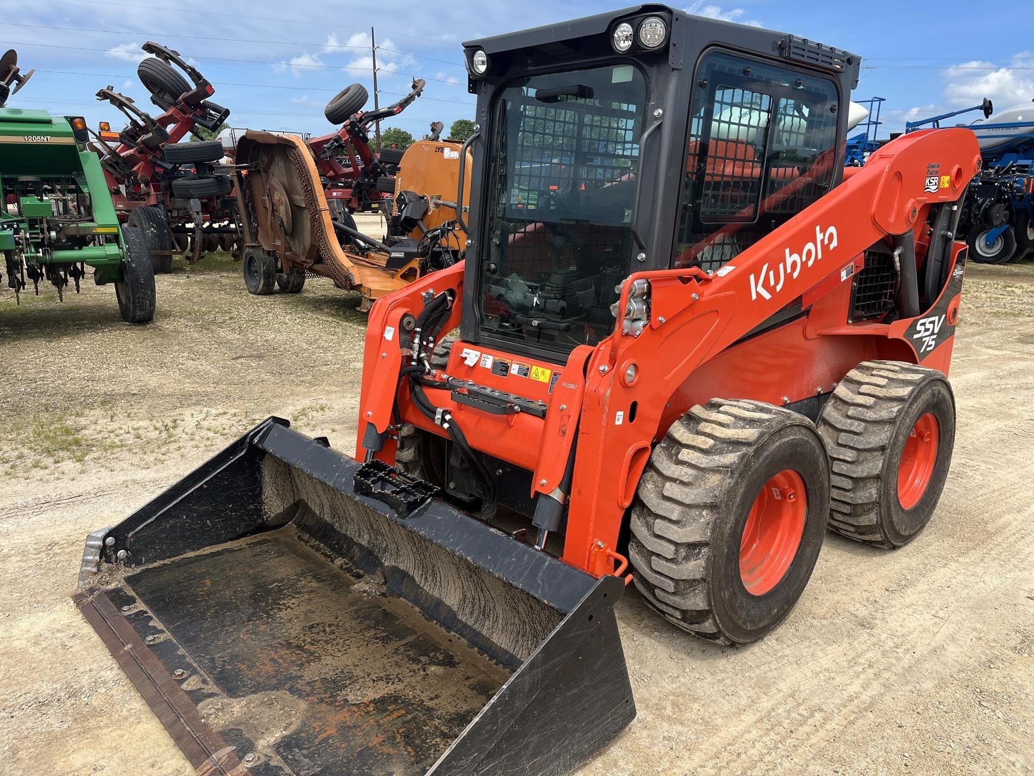 2022 Kubota SSV75 Equipment Image0
