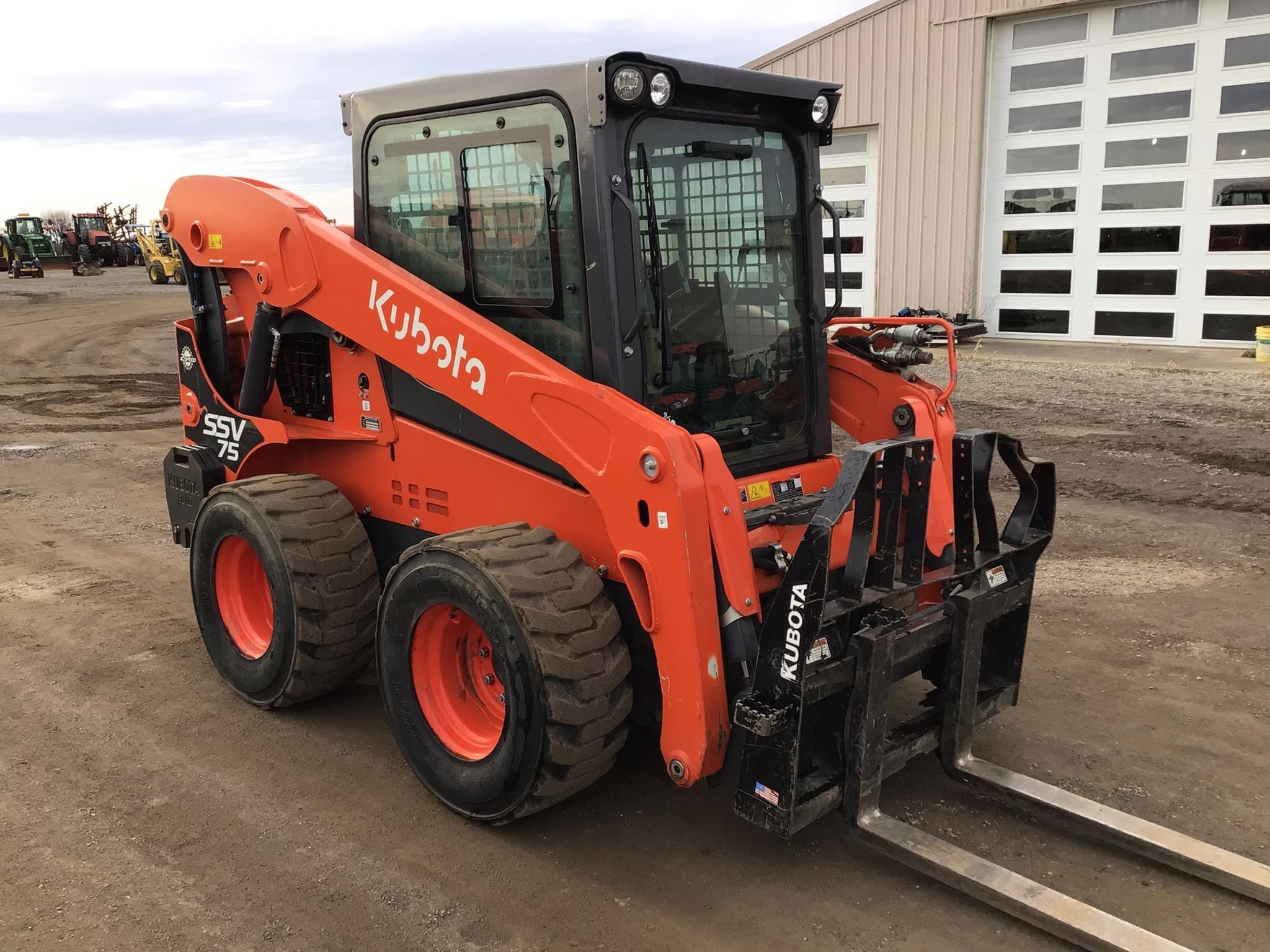 2022 Kubota SSV75 Equipment Image0